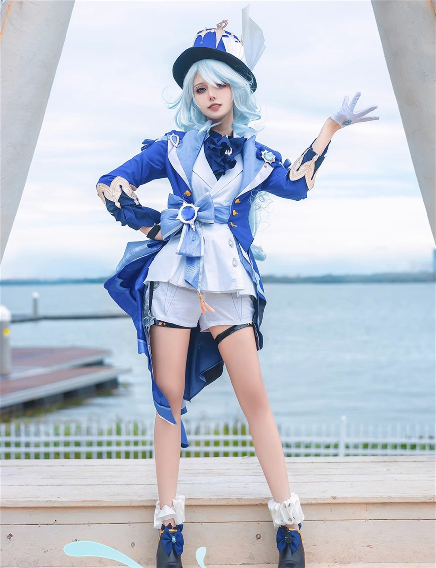 Monenjoy　原神　フォンテーヌ　 頌歌者座　フリーナ　コスプレ衣装　 不休のソリスト　金属製神の目　初期衣装ー伶優の戴冠式　 コスチューム　帽子付　 - Monenjoy