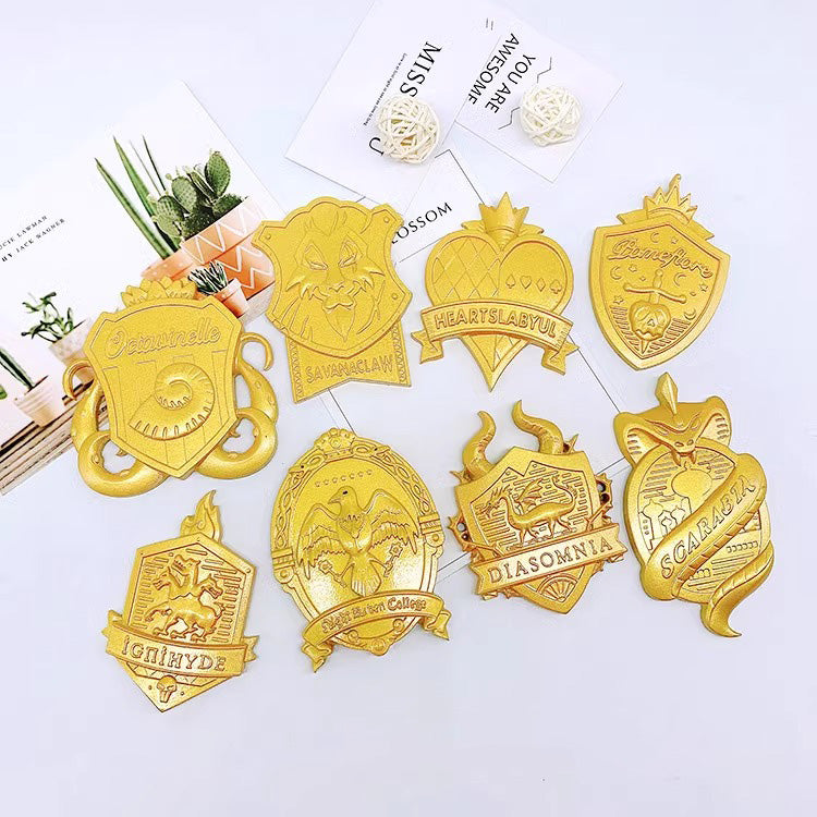 Monenjoy ツイステ コスプレ道具　ブローチ 制服 校章 腕章 ピンバッジ　PU製　撮影道具　コスチューム　イベント　仮装　ハロウィン　学園祭　周年祭　おもちゃ - Monenjoy