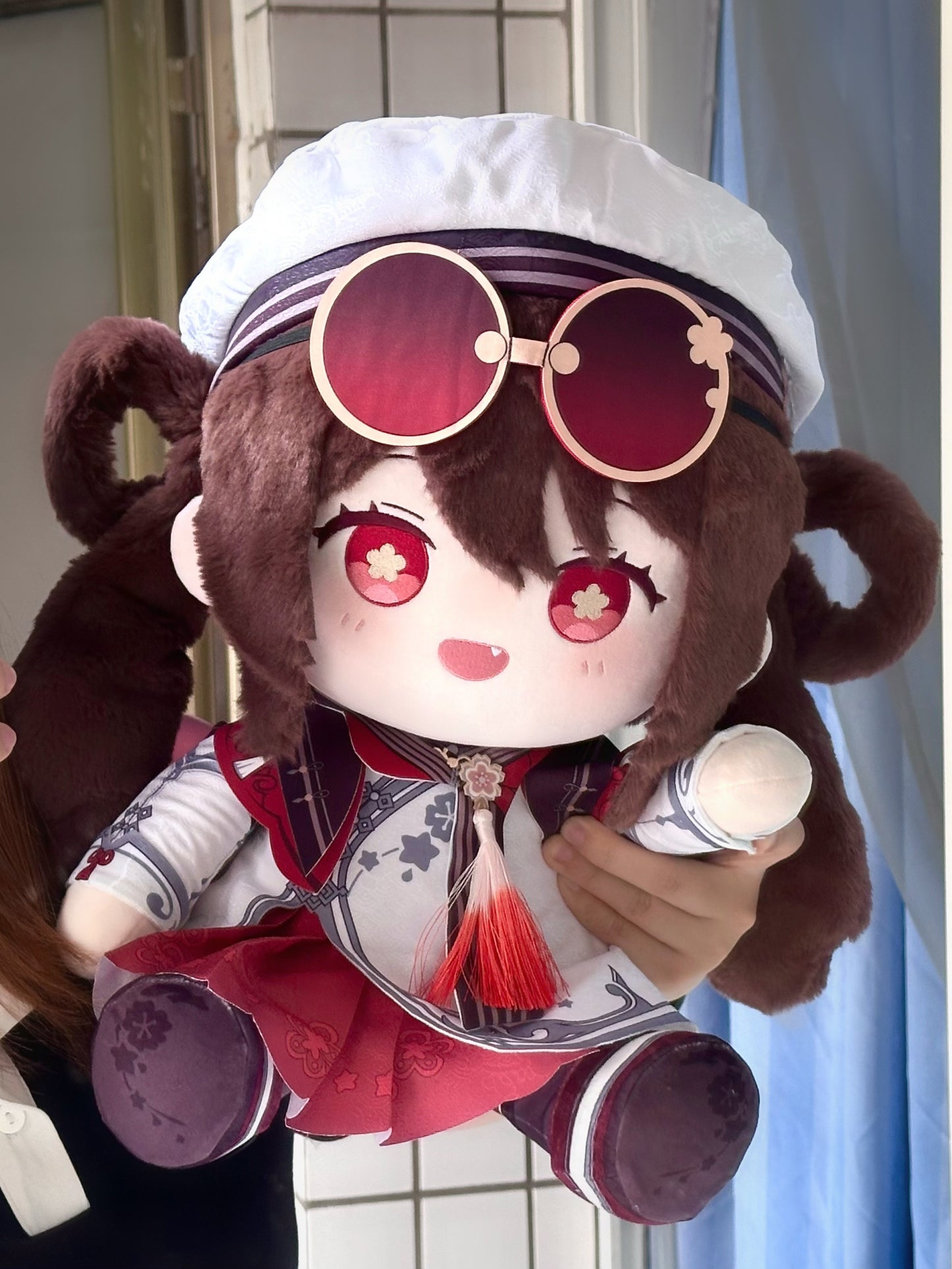 原神（げんしん）　胡桃　ぬいぐるみ　40cm　残雪に咲く紅　胡桃の衣装　抱き枕型　綿人形 40cm プレゼント　アクセサリー　着せ替え可能　完全受注生産　中国輸入ハンドメイド品往生堂　  璃月