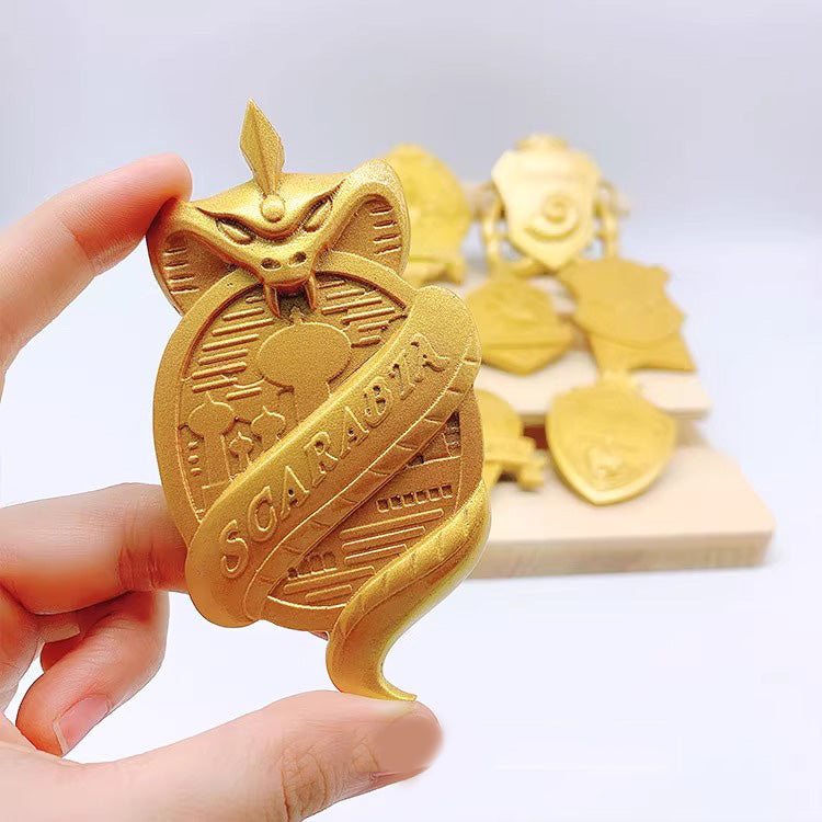 Monenjoy ツイステ コスプレ道具　ブローチ 制服 校章 腕章 ピンバッジ　PU製　撮影道具　コスチューム　イベント　仮装　ハロウィン　学園祭　周年祭　おもちゃ - Monenjoy