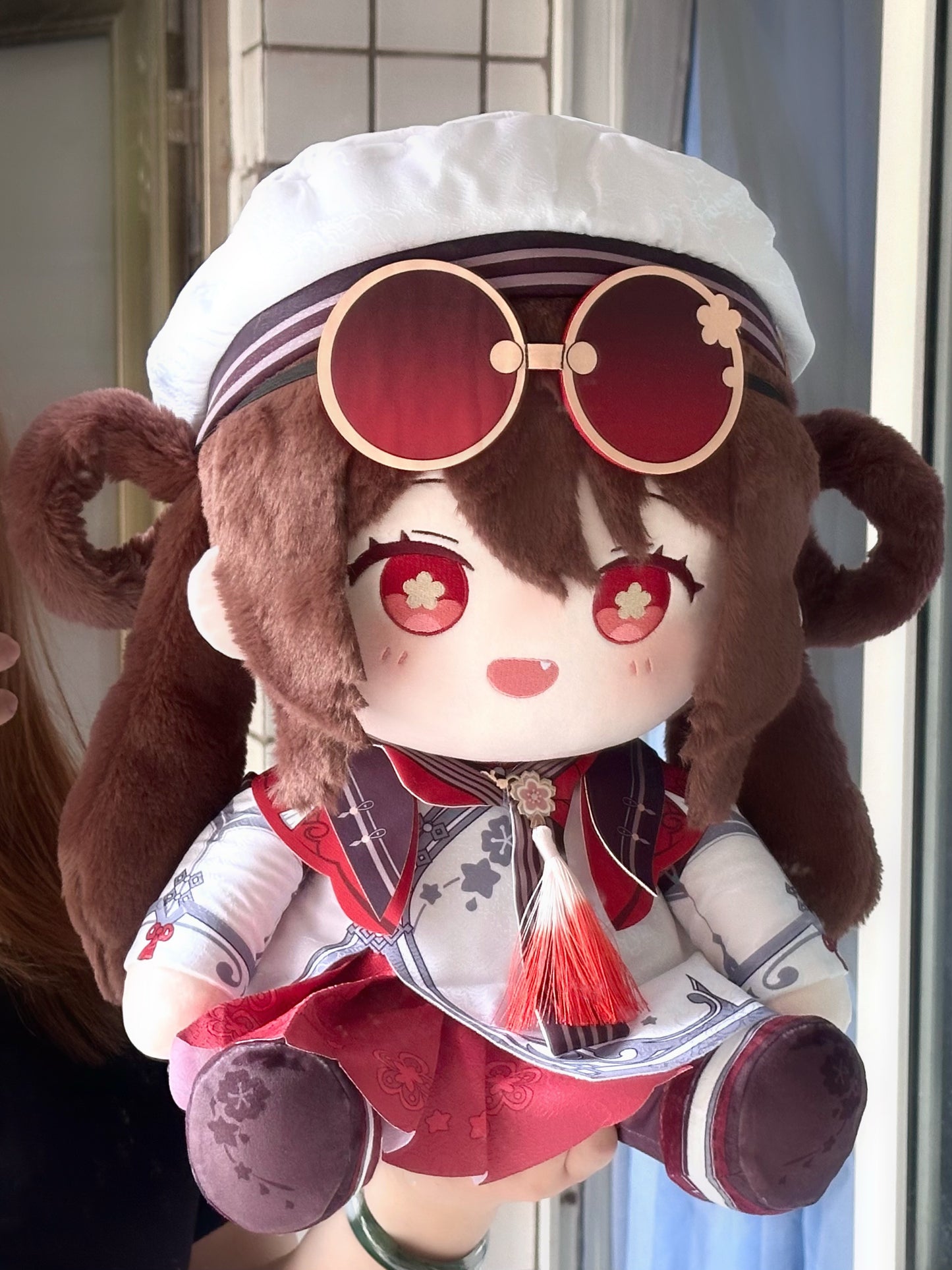 原神（げんしん）　胡桃　ぬいぐるみ　40cm　残雪に咲く紅　胡桃の衣装　抱き枕型　綿人形 40cm プレゼント　アクセサリー　着せ替え可能　完全受注生産　中国輸入ハンドメイド品往生堂　  璃月