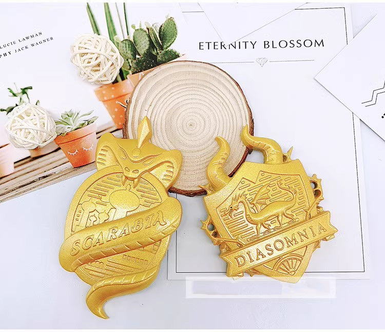 Monenjoy ツイステ コスプレ道具　ブローチ 制服 校章 腕章 ピンバッジ　PU製　撮影道具　コスチューム　イベント　仮装　ハロウィン　学園祭　周年祭　おもちゃ - Monenjoy