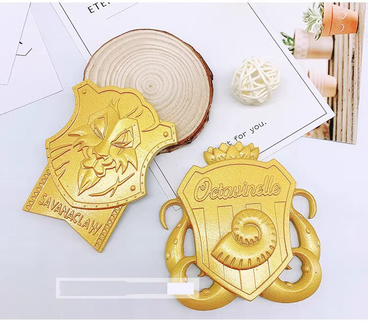 Monenjoy ツイステ コスプレ道具　ブローチ 制服 校章 腕章 ピンバッジ　PU製　撮影道具　コスチューム　イベント　仮装　ハロウィン　学園祭　周年祭　おもちゃ - Monenjoy