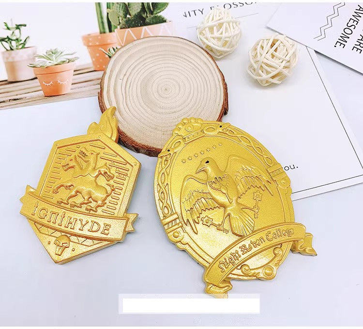 Monenjoy ツイステ コスプレ道具　ブローチ 制服 校章 腕章 ピンバッジ　PU製　撮影道具　コスチューム　イベント　仮装　ハロウィン　学園祭　周年祭　おもちゃ - Monenjoy