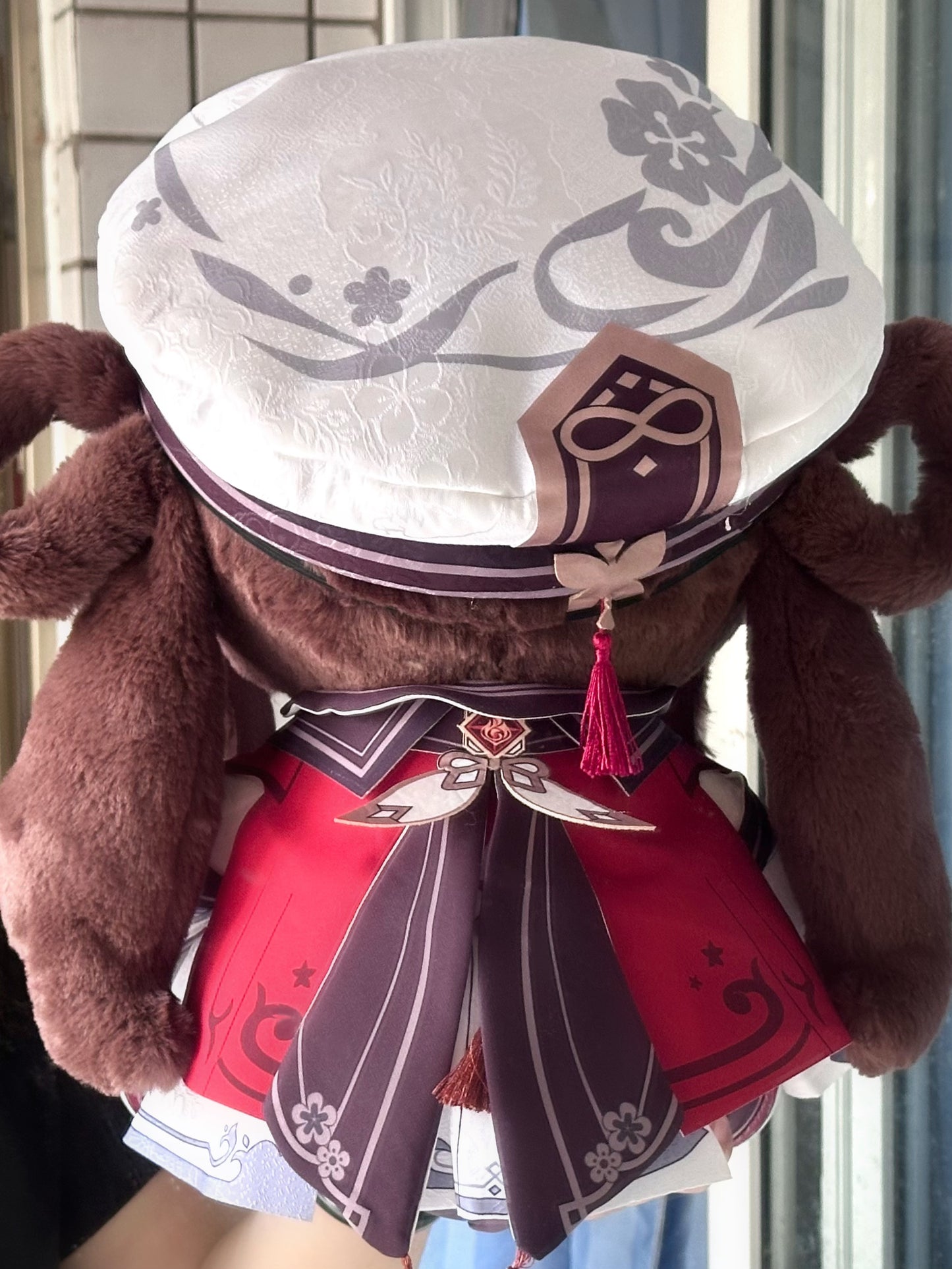 原神（げんしん）　胡桃　ぬいぐるみ　40cm　残雪に咲く紅　胡桃の衣装　抱き枕型　綿人形 40cm プレゼント　アクセサリー　着せ替え可能　完全受注生産　中国輸入ハンドメイド品往生堂　  璃月