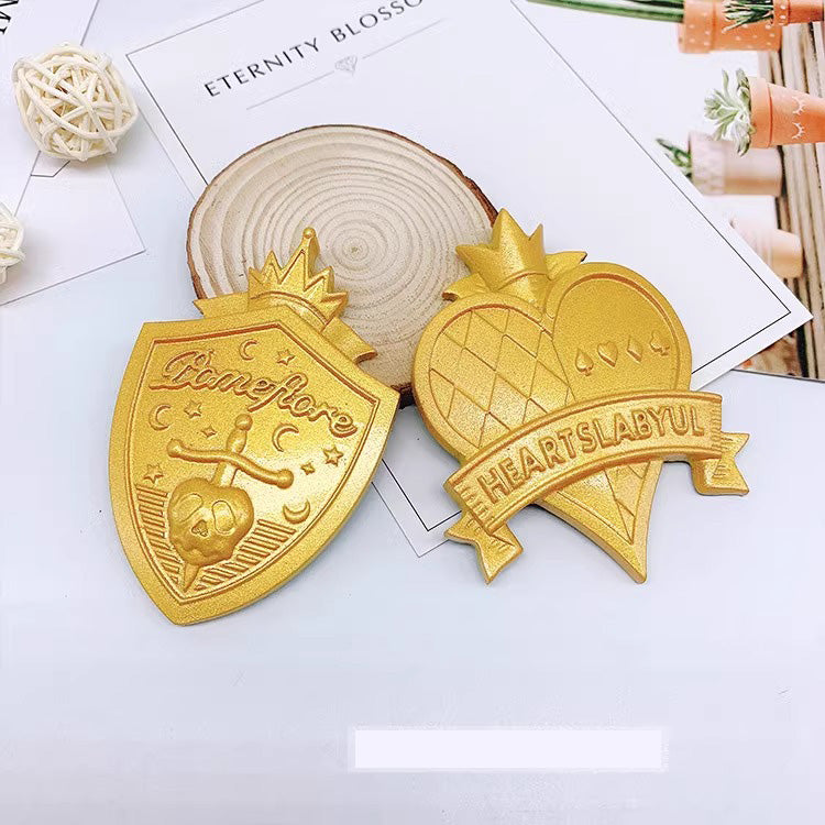 Monenjoy ツイステ コスプレ道具　ブローチ 制服 校章 腕章 ピンバッジ　PU製　撮影道具　コスチューム　イベント　仮装　ハロウィン　学園祭　周年祭　おもちゃ - Monenjoy