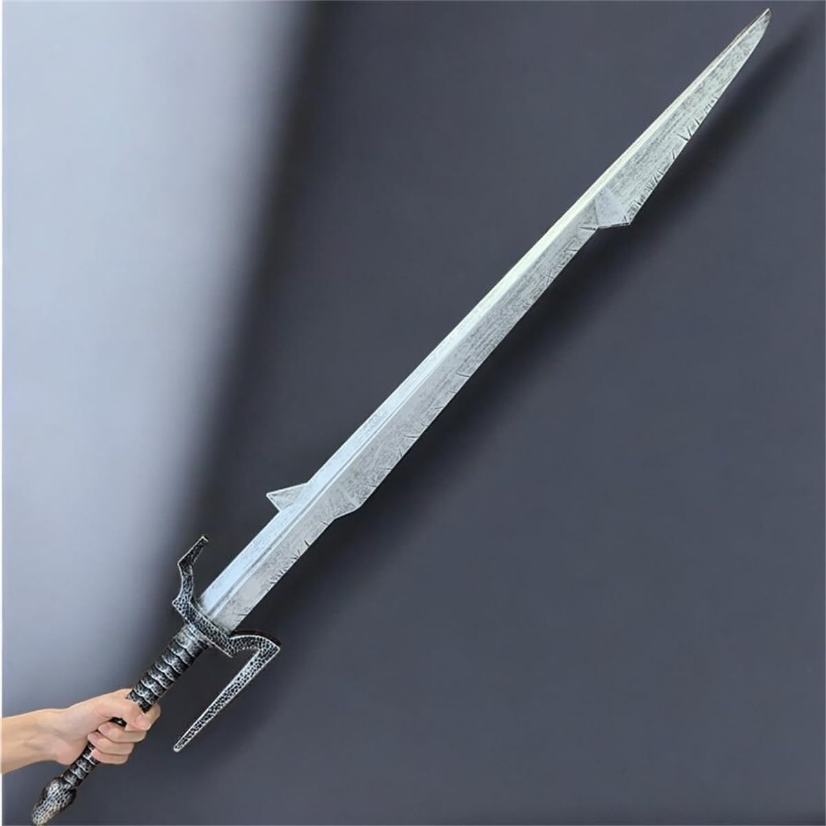 Monenjoy ウィッチャー3 ワイルドハント 西洋剣 105cm ウレタン樹脂製 片手剣 レプリカ武器 PU製 銀の剣 手作り 撮影道具 ヒーロー 戦士 仮装 パーティーグッズ コスプレグッズ 手遊び コスプレ小物 ソード コスプレ道具 イベント おもちゃ ハロウィン（単品） - Monenjoy
